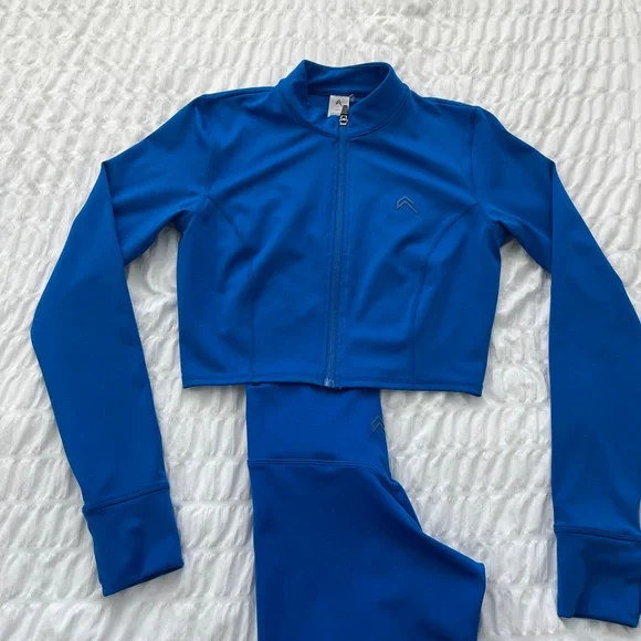Oneractive Timeless Crop Jacket with high waisted leggings - Picture 4 of 10